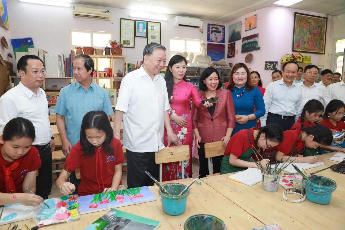 Tổng Bí thư Tô Lâm tham quan Ngôi nhà nghệ thuật dành cho học sinh khiếm thị của Trường PTCS Nguyễn Đình Chiểu