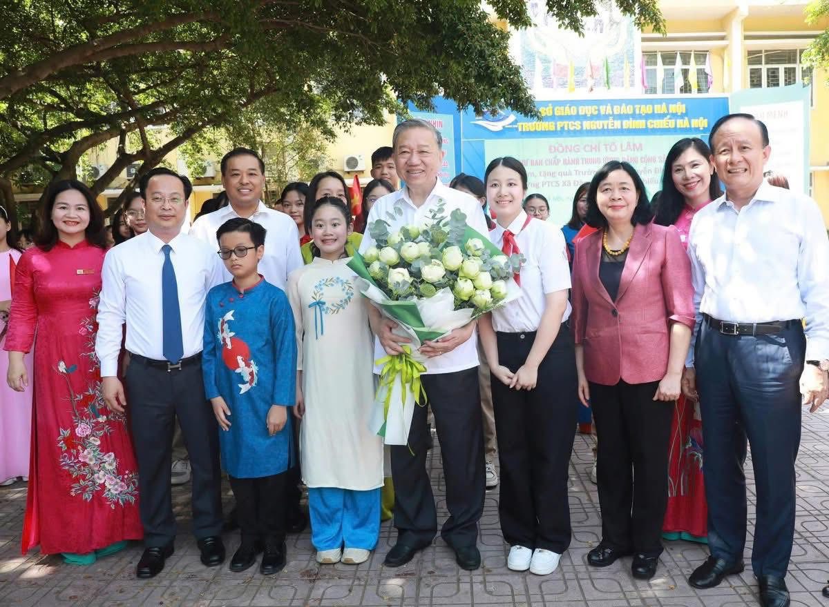 Cô và trò trường trường PTCS Nguyễn Đình Chiểu chào mừng Tổng Bí thư Tô Lô đến thăm nhà trường Cô và trò trường trường PTCS Nguyễn Đình Chiểu chào mừng Tổng Bí thư Tô Lô đến thăm nhà trường