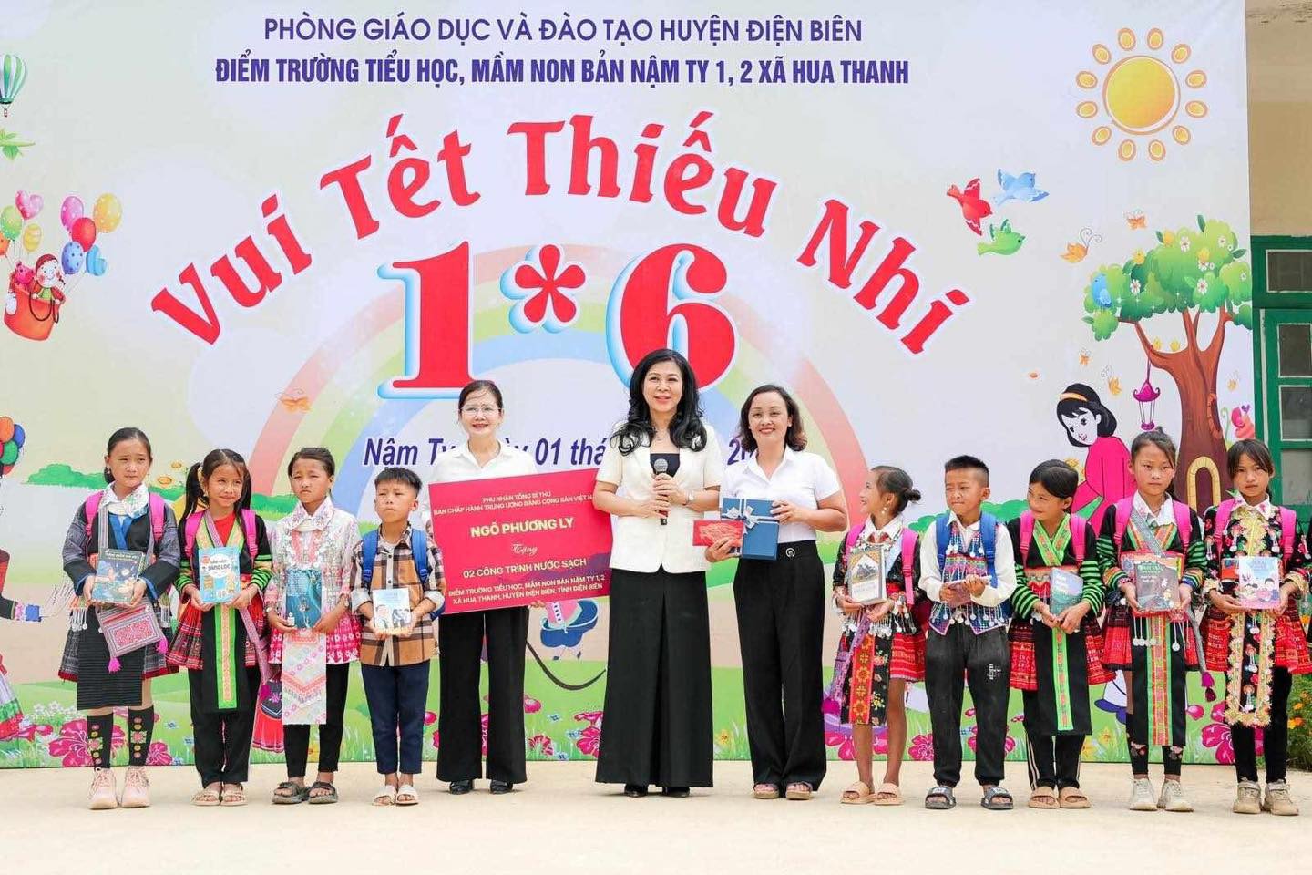 Phu nhân Ngô Phương Ly tặng quà các em học sinh ở điểm trường Tiểu học, Mầm non bản Nậm Ty 1, 2 Phu nhân Ngô Phương Ly tặng quà các em học sinh ở điểm trường Tiểu học, Mầm non bản Nậm Ty 1, 2