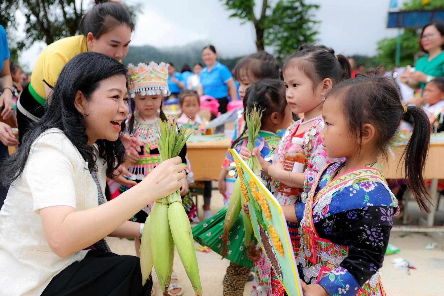 Món quà các em thiếu nhi tặng Phu nhân Ngô Phương Ly Món quà các em thiếu nhi tặng Phu nhân Ngô Phương Ly