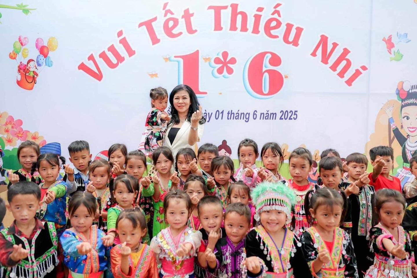 Phu nhân Ngô Phương Ly vui Tết thiếu nhi cùng các em nhỏ Phu nhân Ngô Phương Ly vui Tết thiếu nhi cùng các em nhỏ