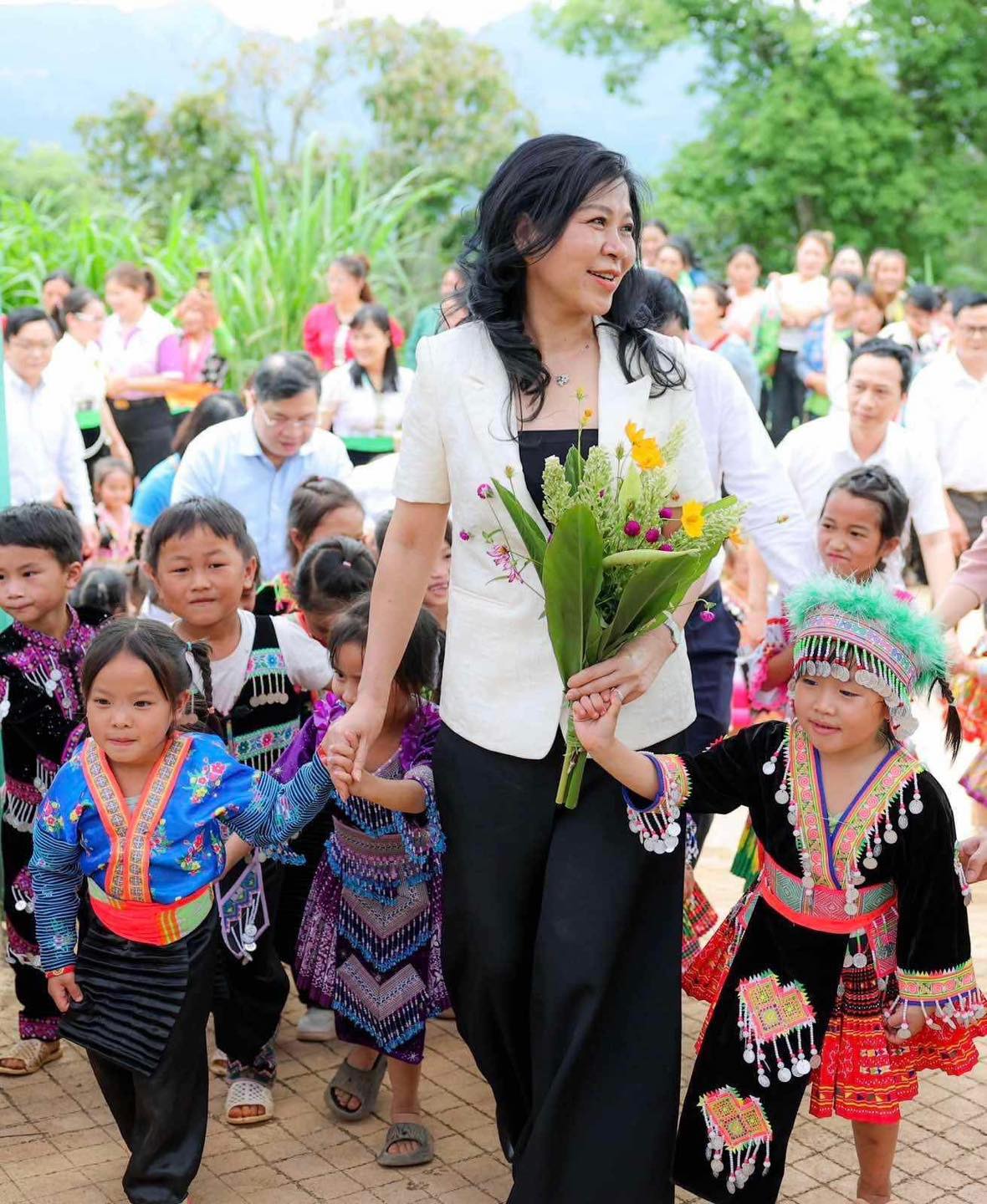 Các em học sinh chào đón bác Ngô Phương Ly, phu nhân Tổng Bí thư Tô Lâm Các em học sinh chào đón bác Ngô Phương Ly, phu nhân Tổng Bí thư Tô Lâm