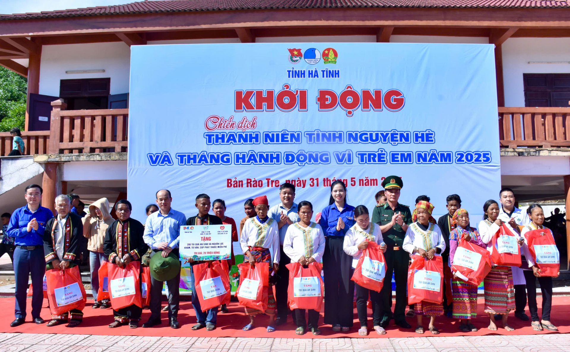 Nhiều phần ý nghĩa tặng các em học sinh tại Bản Rào Tre, xã Hương Liên, huyện miền núi Hương Khê 