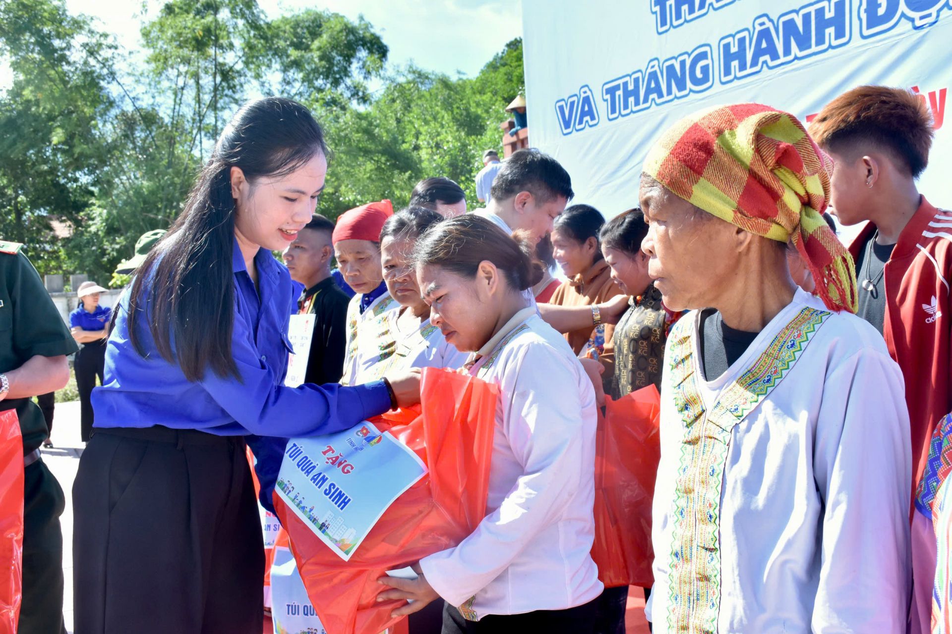 Đồng chí Nguyễn Ny Hương - Bí thư Tỉnh đoàn Hà Tĩnh trực tiếp trao tặng quà cho bà con