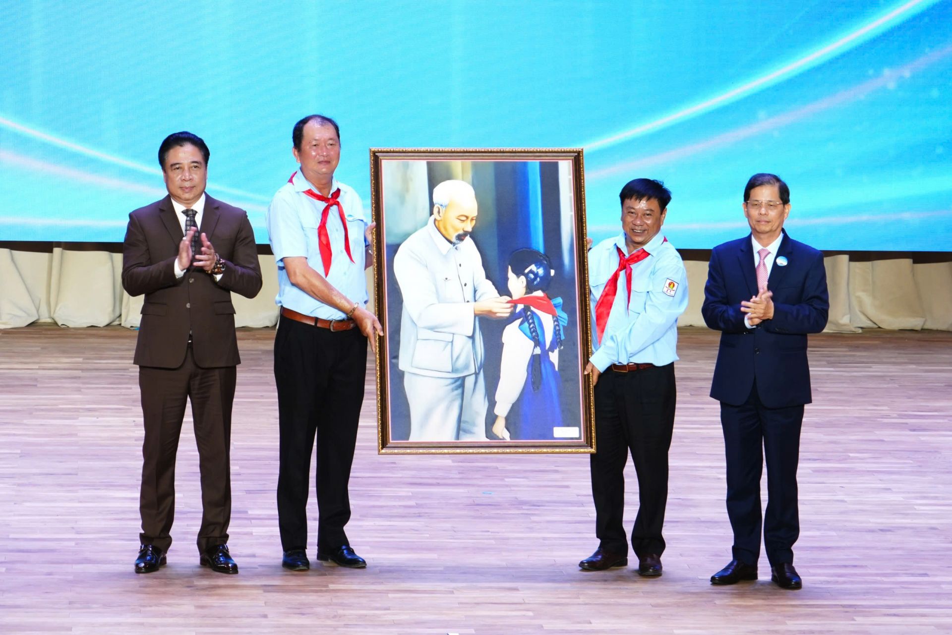 Tỉnh ủy, UBND tỉnh Khánh Hòa tặng quà chúc mừng cung được khánh thành Tỉnh ủy, UBND tỉnh Khánh Hòa tặng quà chúc mừng cung được khánh thành