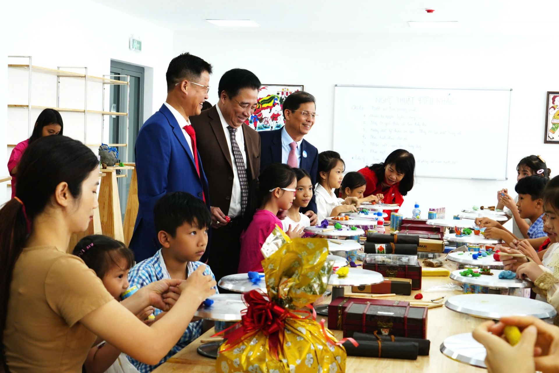 Các bác lãnh đạo thăm phòng chức năng của Cung Các bác lãnh đạo thăm phòng chức năng của Cung