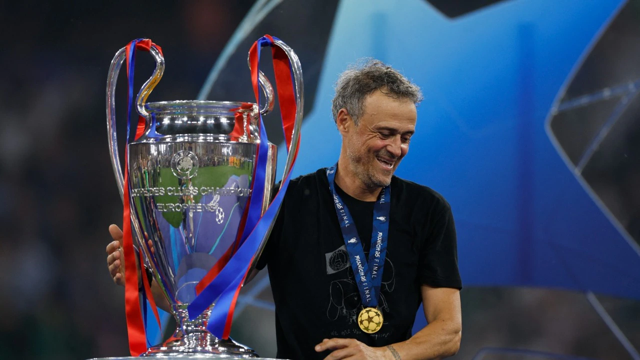 Luis Enrique hoàn thành "cú ăn 3" vĩ đại cùng PSG theo cách không thể ấn tượng hơn Luis Enrique hoàn thành "cú ăn 3" vĩ đại cùng PSG theo cách không thể ấn tượng hơn