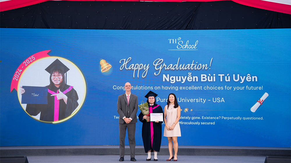 Em Nguyễn Bùi Tú Uyên nhận hoa và chứng chỉ tốt nghiệp Em Nguyễn Bùi Tú Uyên nhận hoa và chứng chỉ tốt nghiệp
