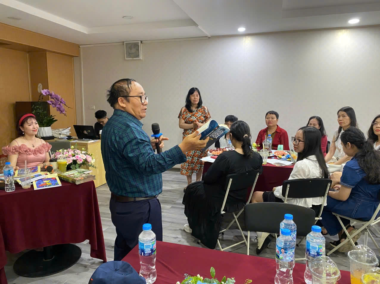 Nhà thơ Trần Đăng Khoa và các bạn học sinh hồ hởi chuyện trò và chia sẻ câu chuyện “ Học Văn từ câu chuyện lịch sử”