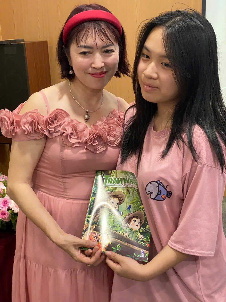 Nhà thơ Bảo Ngọc dành tặng học sinh tờ báo “ Trạm dừng yêu thương” - Ấn phẩm của Báo Thiếu niên Tiền phong và Nhi đồng