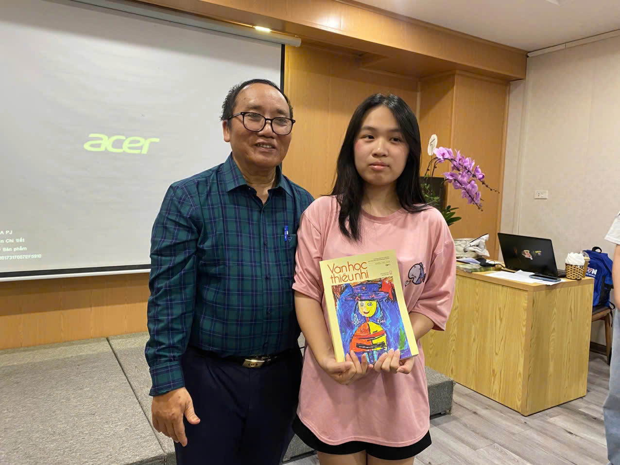 Các bạn học sinh vui mừng khi được nhà thơ Trần Đăng Khoa trao tặng cuốn Văn học thiếu nhi