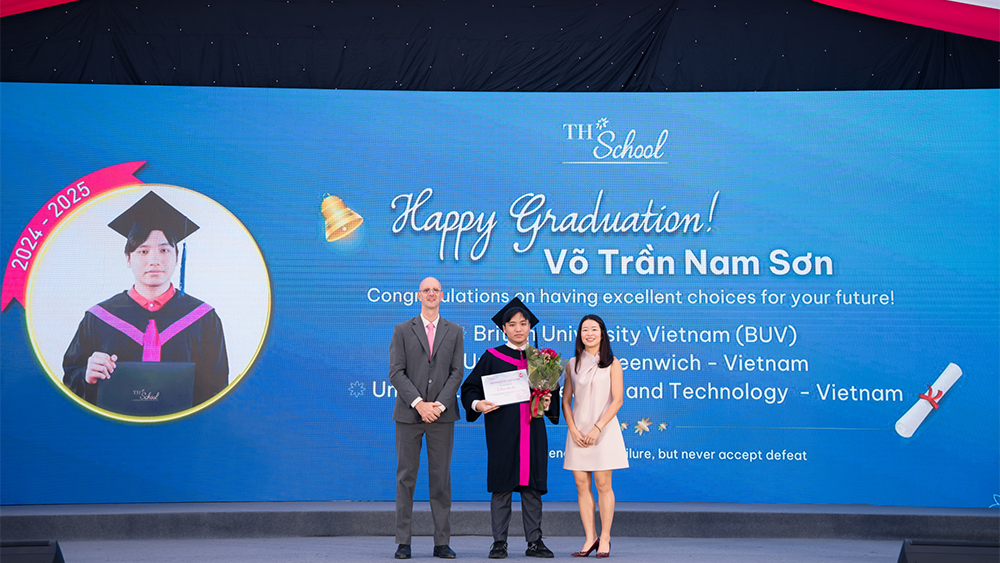 Em Võ Trần Nam Sơn nhận hoa và chứng chỉ tốt nghiệp Em Võ Trần Nam Sơn nhận hoa và chứng chỉ tốt nghiệp