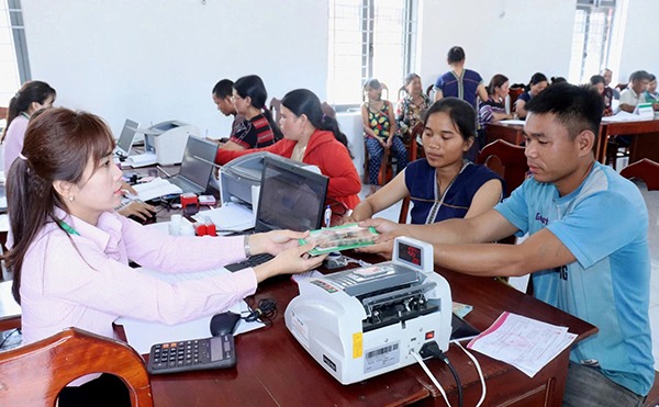 Người dân huyện Tây Giang nhận nguồn vốn giải ngân tại Điểm giao dịch xã Người dân huyện Tây Giang nhận nguồn vốn giải ngân tại Điểm giao dịch xã