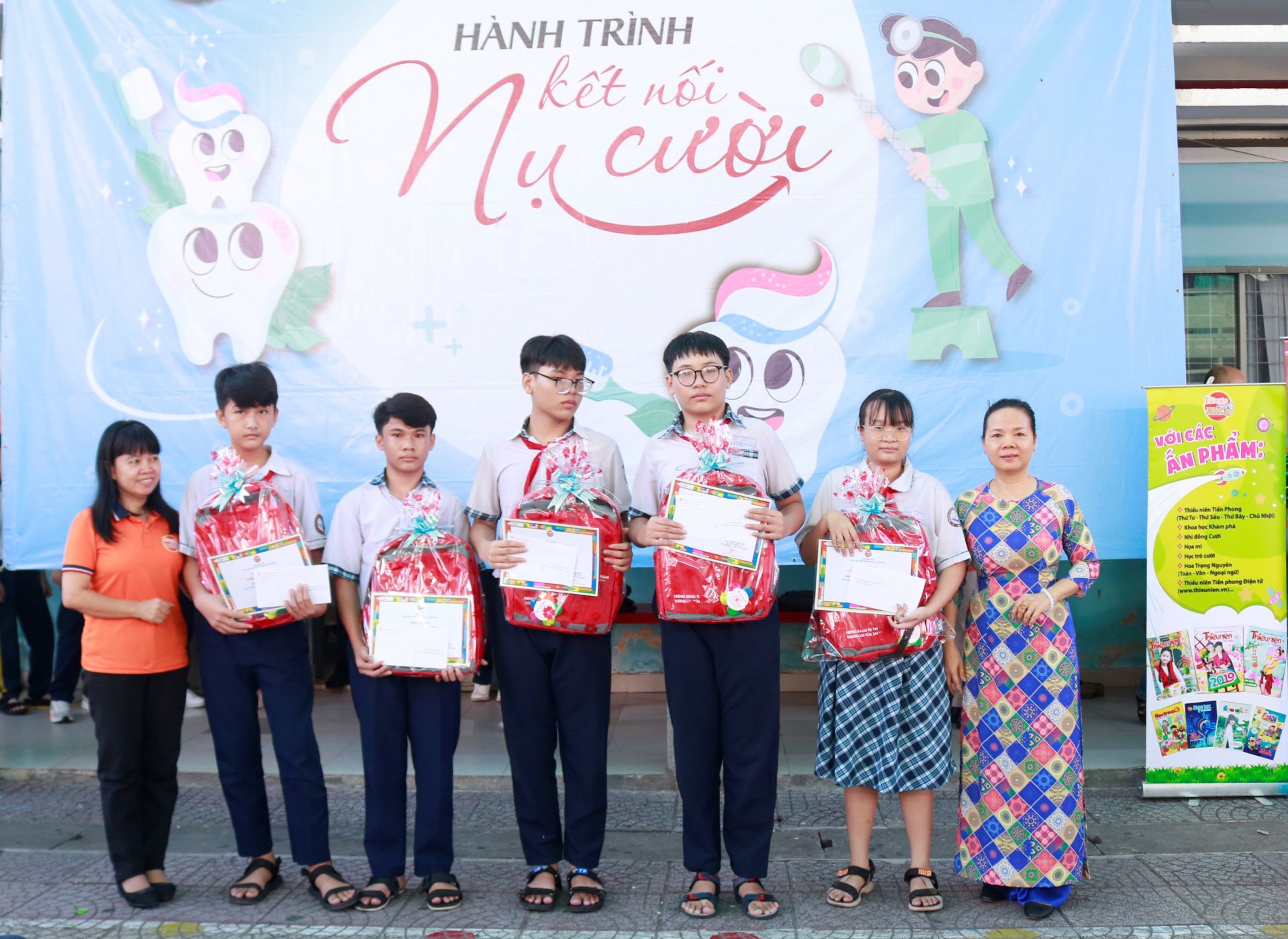 Cô Cao Thị Lan Phương - Hiệu trưởng nhà trường và nhà báo Ngô Hồng Phước - Trưởng Văn phòng đại diện báo TNTP&NĐ trao học bổng cho những học sinh vượt khó học tốt