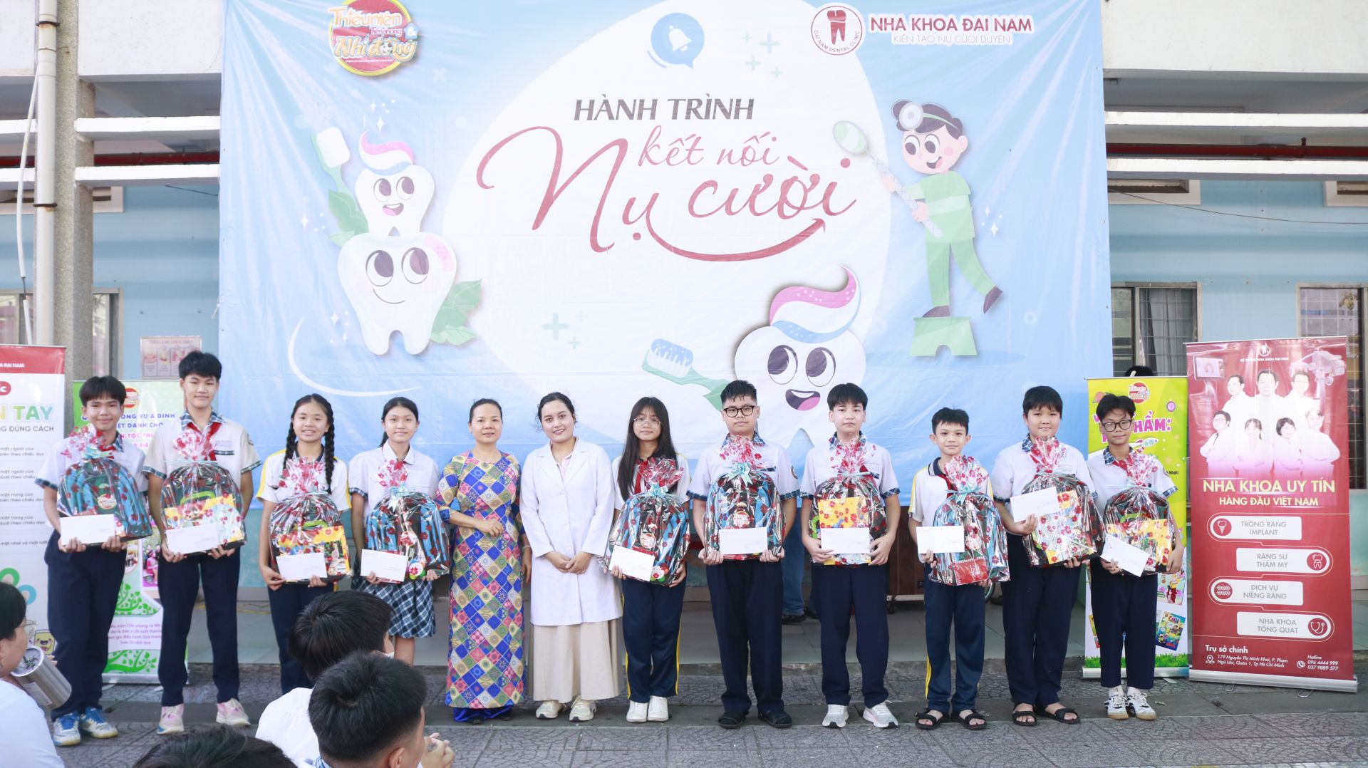10 bạn tích cực tham gia các hoạt động phong trào nhận quà từ cô Dương Thị Hiền - Phó Hiệu trưởng nhà trường và bác sĩ Ngô Hồng Thơ - Hệ thống Nha khoa Đại Nam