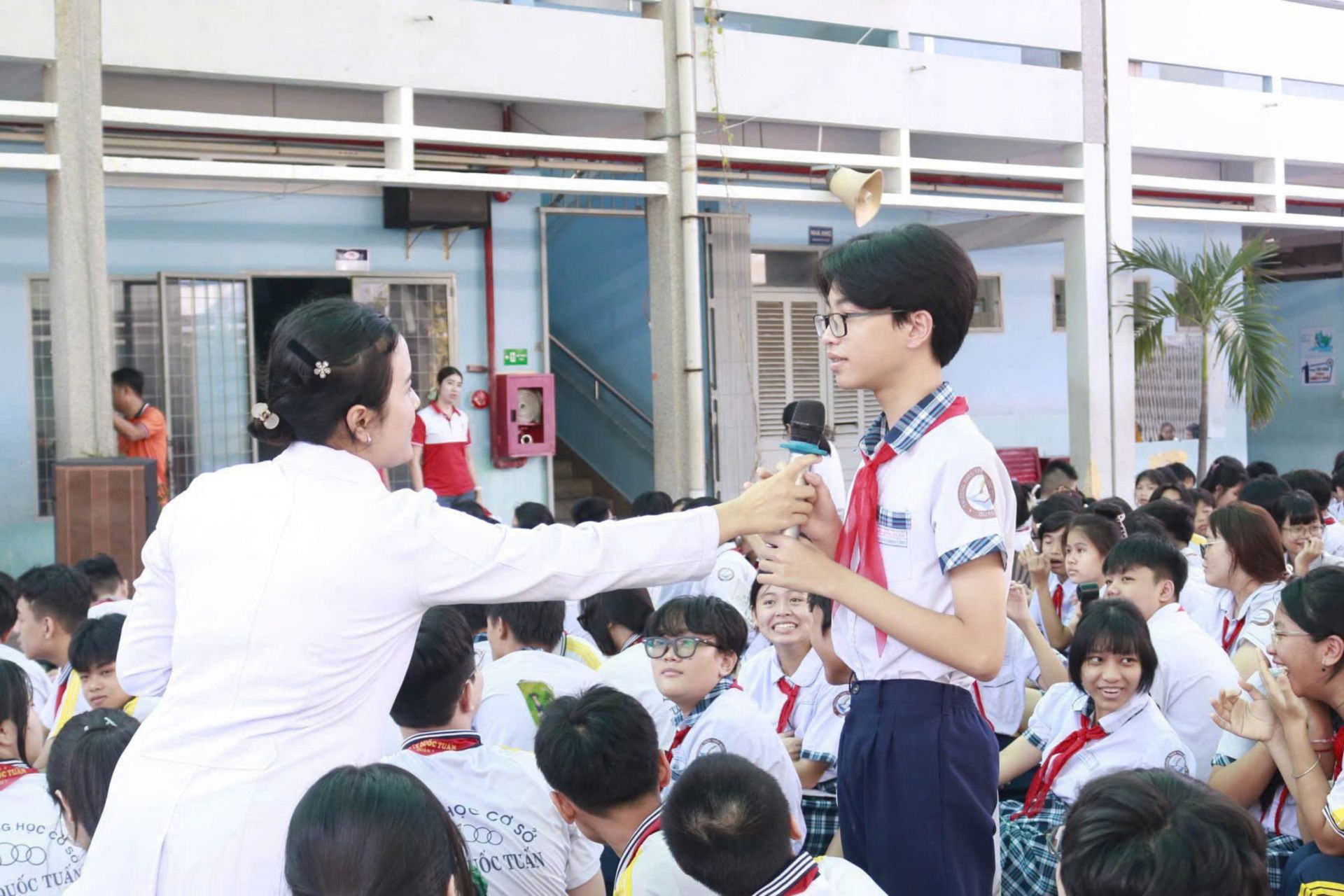Bác sĩ Thơ đặt ra nhiều câu đố vui để các bạn nhớ sâu hơn về kiến thức răng miệng