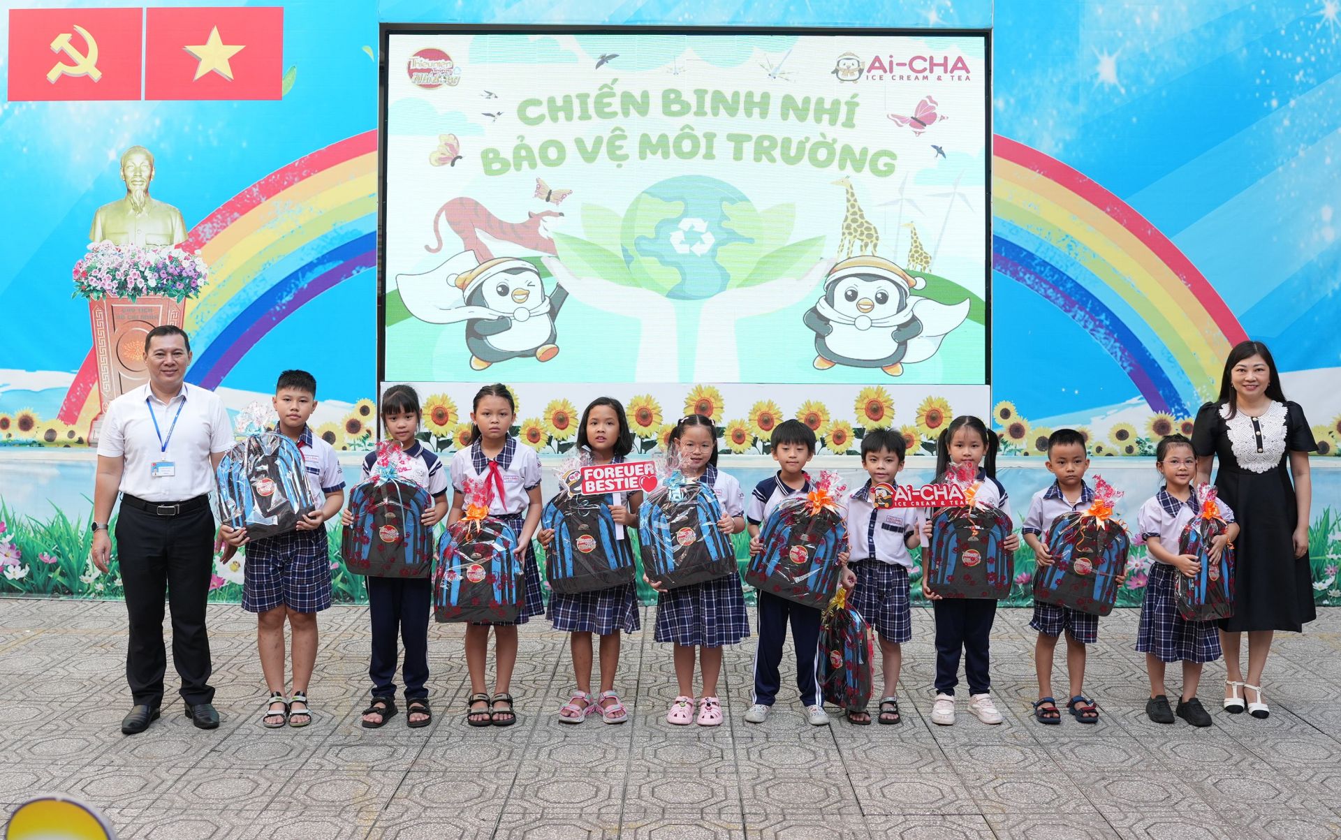 Đại diện chi nhánh Ai-CHA Cityland tặng quà đến các bạn tích cực tham gia phong trào.