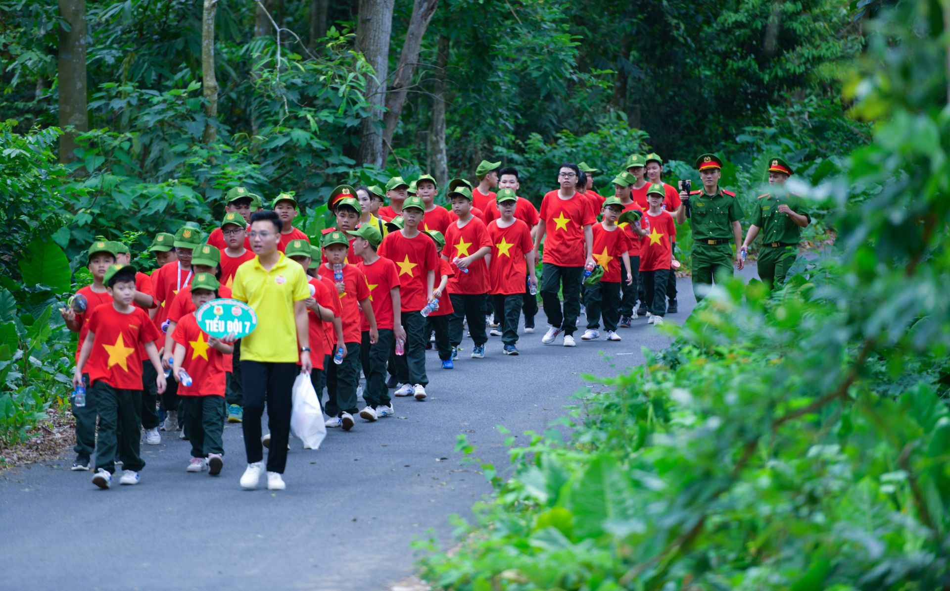 Chiến sĩ nhí Trekking xuyên rừng tại Đại học Lâm nghiệp Việt Nam