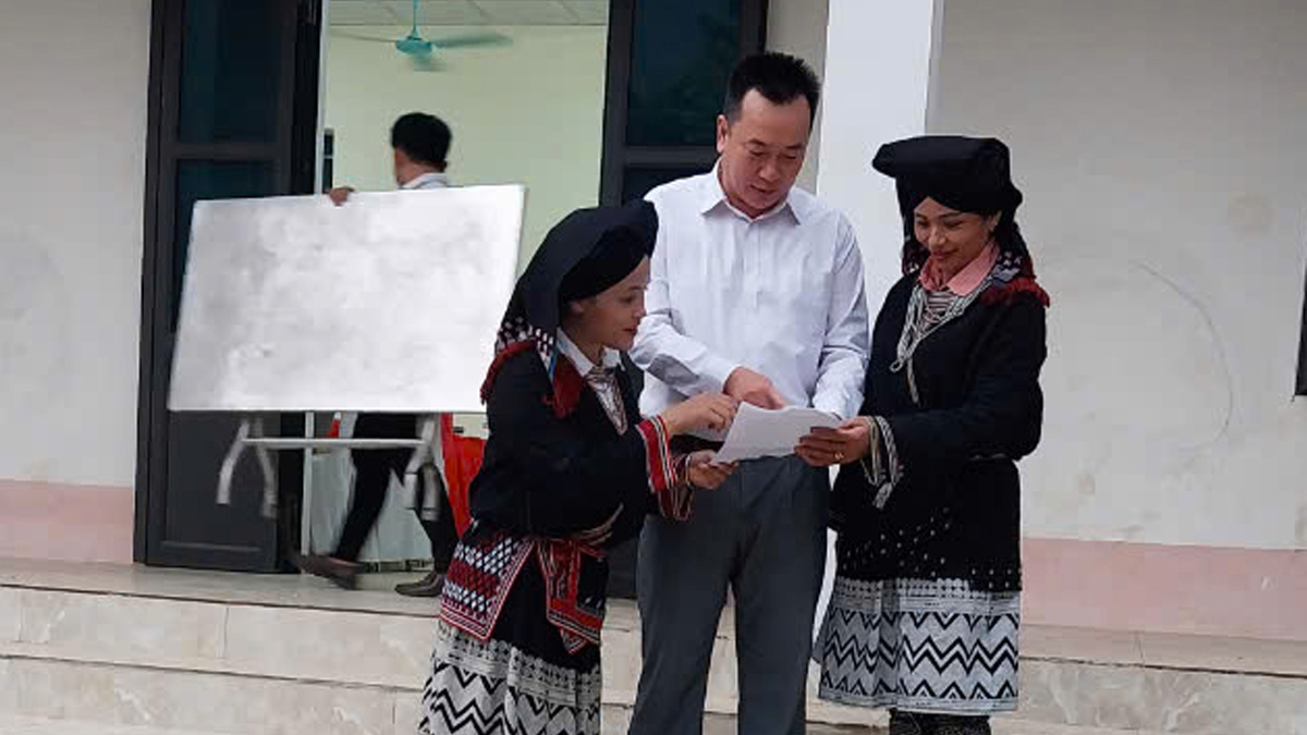 Cán bộ xã Vầy Nưa (Đà Bắc) thường xuyên cung cấp thông tin để người dân trên địa bàn nắm bắt được chủ trương, chính sách của Đảng và Nhà nước. Cán bộ xã Vầy Nưa (Đà Bắc) thường xuyên cung cấp thông tin để người dân trên địa bàn nắm bắt được chủ trương, chính sách của Đảng và Nhà nước.