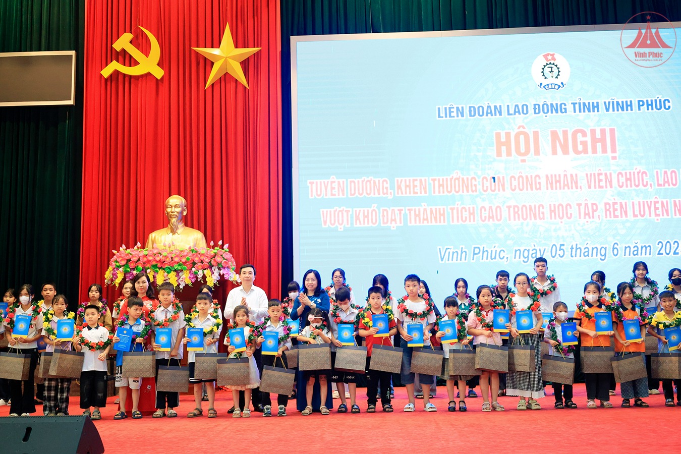 Trao quà tặng con em công nhân, viên chức, lao động có thành tích cao trong học tập, rèn luyện Trao quà tặng con em công nhân, viên chức, lao động có thành tích cao trong học tập, rèn luyện
