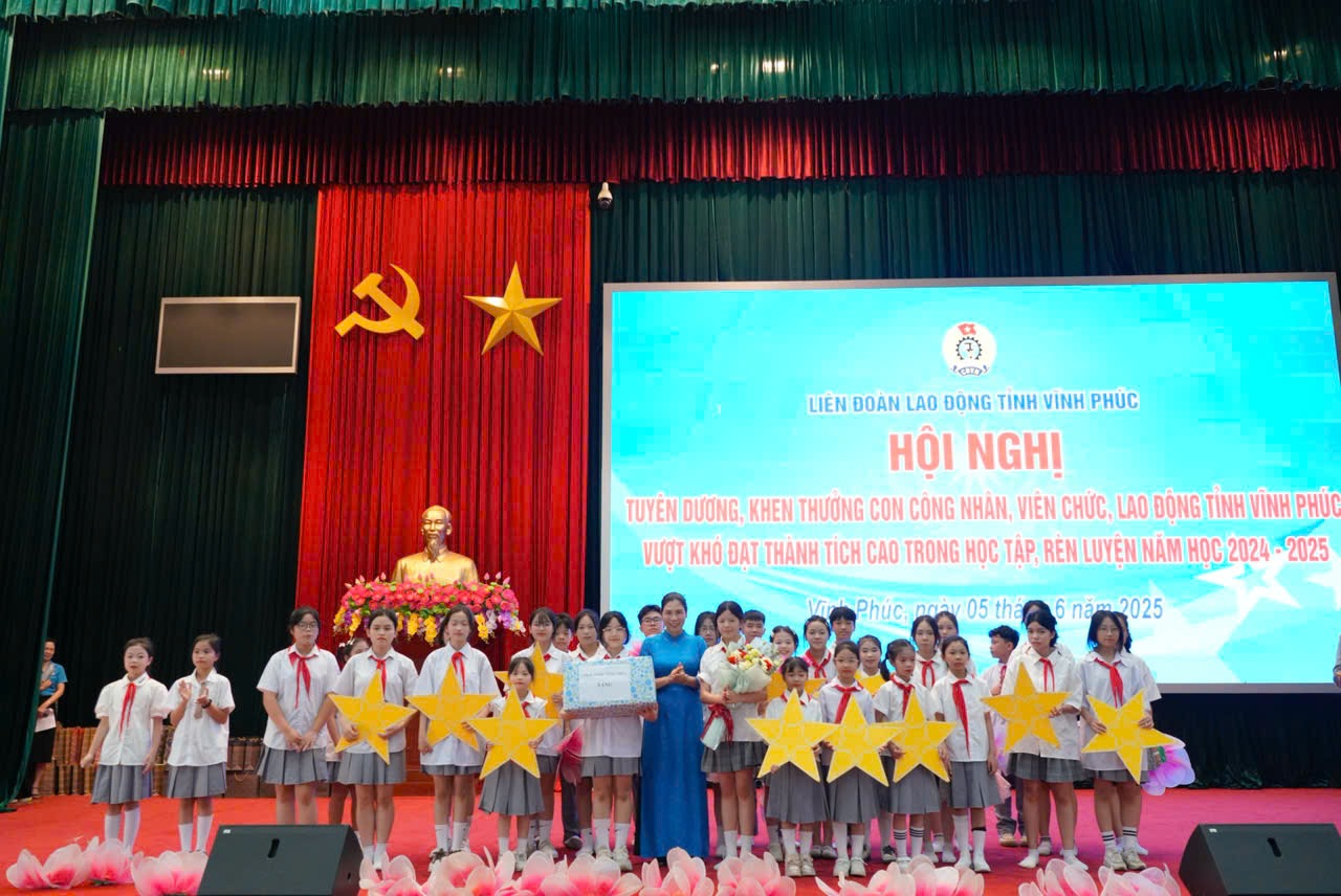 Vĩnh Phúc: Tuyên dương 200 học sinh là con công nhân vượt khó học giỏi