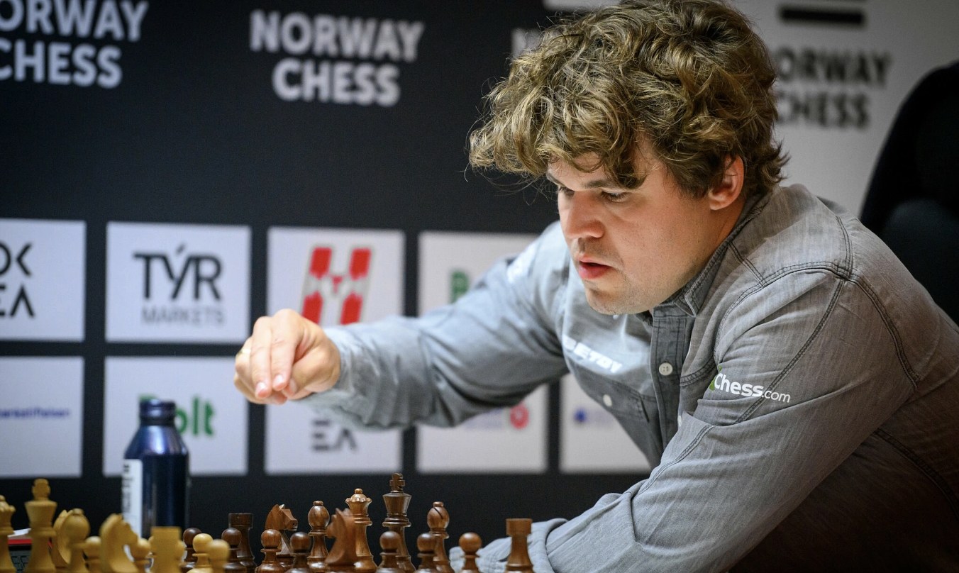 Carlsen trong ván đấu với Erigaisi ở vòng 10 siêu giải Na Uy. Carlsen trong ván đấu với Erigaisi ở vòng 10 siêu giải Na Uy.
