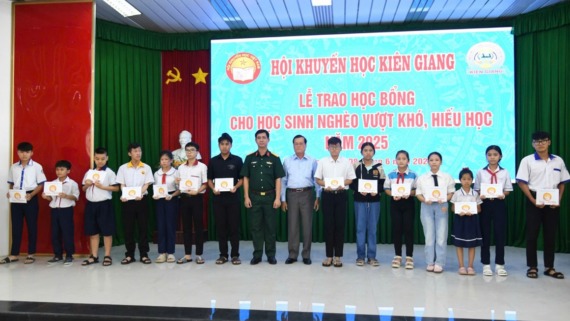 Kiên Giang: Trao học bổng cho học sinh nghèo, hiếu học
