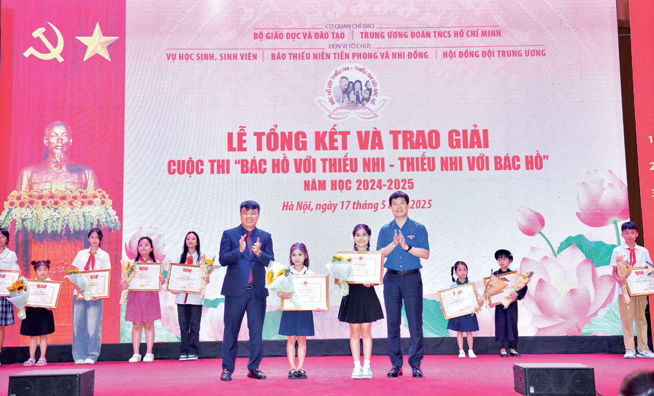 Diệp Linh (hàng 1, thứ 2 từ phải qua) nhận giải Nhất cuộc thi
“Bác Hồ với thiếu nhi - Thiếu nhi với Bác Hồ”.