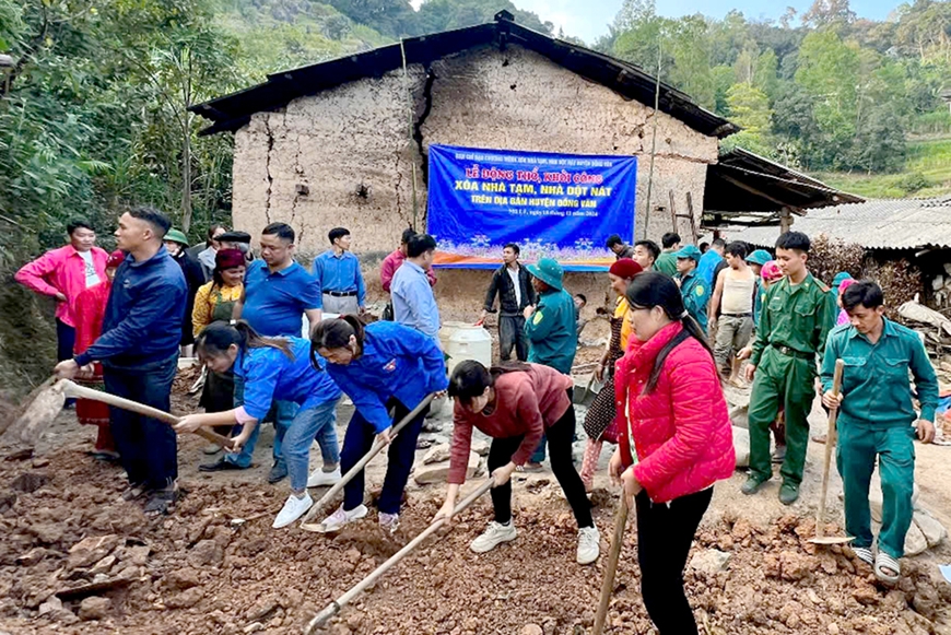 Các lực lượng xã Má Lé (huyện Đồng Văn, tỉnh Hà Giang) giúp người dân xóa nhà tạm, nhà dột nát Các lực lượng xã Má Lé (huyện Đồng Văn, tỉnh Hà Giang) giúp người dân xóa nhà tạm, nhà dột nát