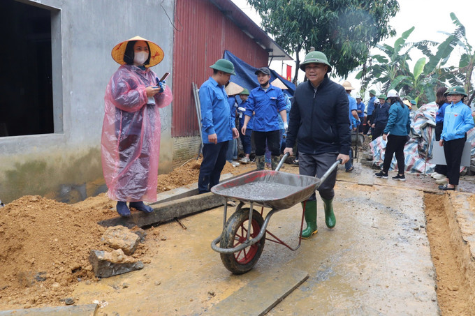 Lãnh đạo huyện Yên Sơn (Tuyên Quang) tham gia “3 cùng”, hỗ trợ người dân vận chuyển vật liệu xây dựng nhà mới tại xã Chân Sơn, huyện Yên Sơn Lãnh đạo huyện Yên Sơn (Tuyên Quang) tham gia “3 cùng”, hỗ trợ người dân vận chuyển vật liệu xây dựng nhà mới tại xã Chân Sơn, huyện Yên Sơn