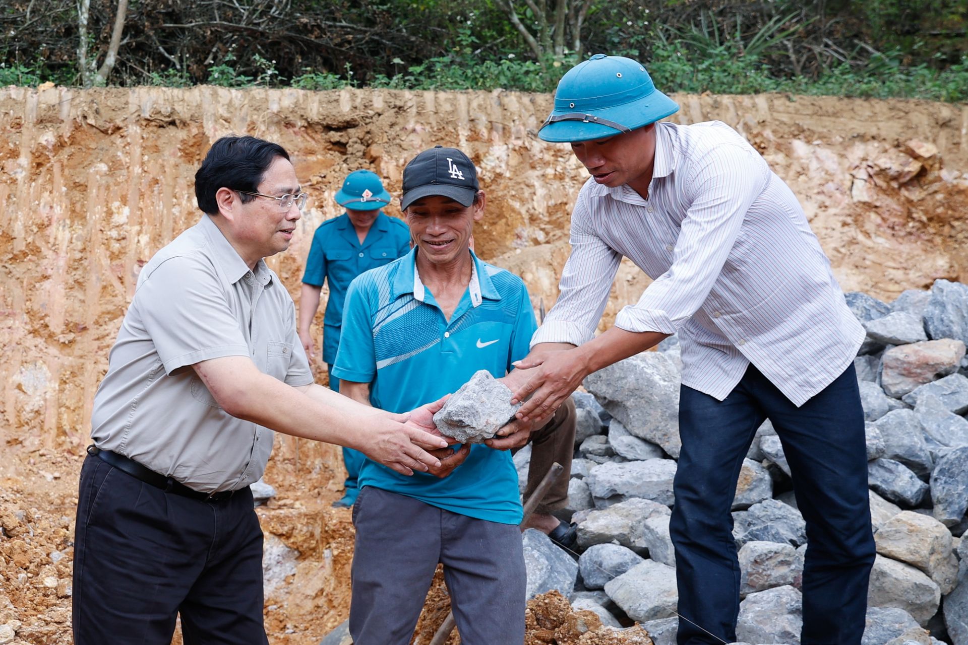 Thủ tướng tham gia khởi công xây nhà mới cho một số hộ gia đình có hoàn cảnh khó khăn trên địa bàn huyện Đà Bắc, tỉnh Hòa Bình Thủ tướng tham gia khởi công xây nhà mới cho một số hộ gia đình có hoàn cảnh khó khăn trên địa bàn huyện Đà Bắc, tỉnh Hòa Bình