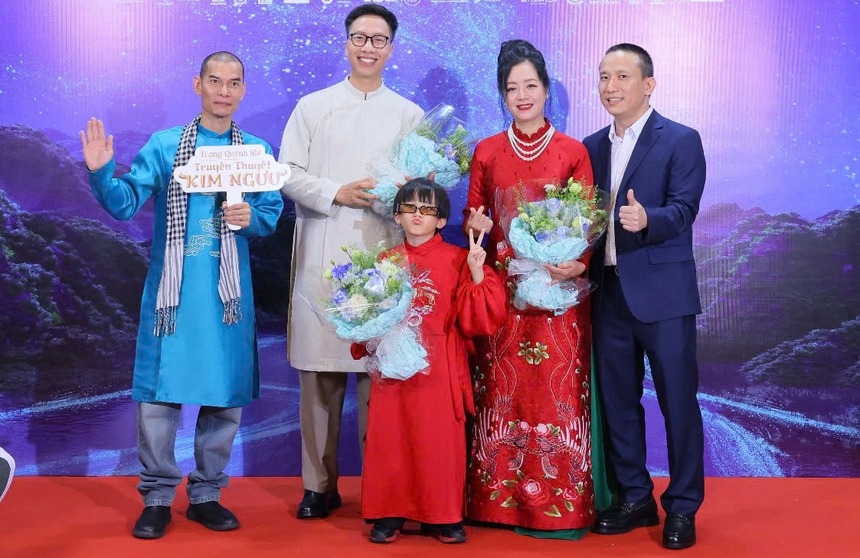 Đạo diễn - NSƯT Lâm Tùng (bìa trái) cùng các đại sứ phim Đạo diễn - NSƯT Lâm Tùng (bìa trái) cùng các đại sứ phim