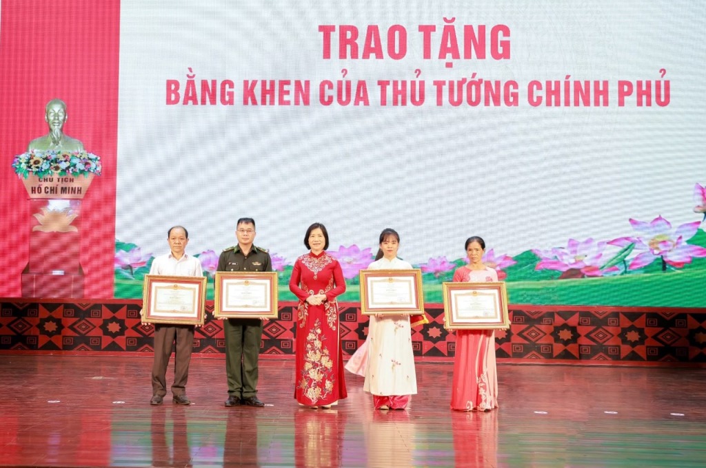 Bà Trần Thị Chung (ngoài cùng bên phải) vinh dự nhận Bằng khen của Thủ tướng Chính phủ Bà Trần Thị Chung (ngoài cùng bên phải) vinh dự nhận Bằng khen của Thủ tướng Chính phủ