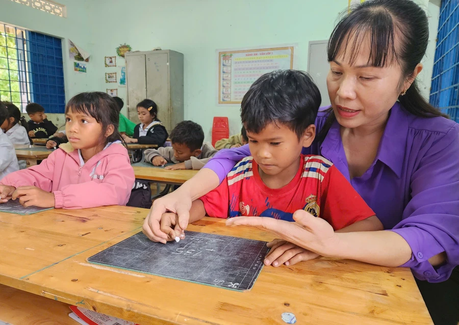 Cô Trần Thị Lệ hướng dẫn học sinh phép tính cộng. Cô Trần Thị Lệ hướng dẫn học sinh phép tính cộng.
