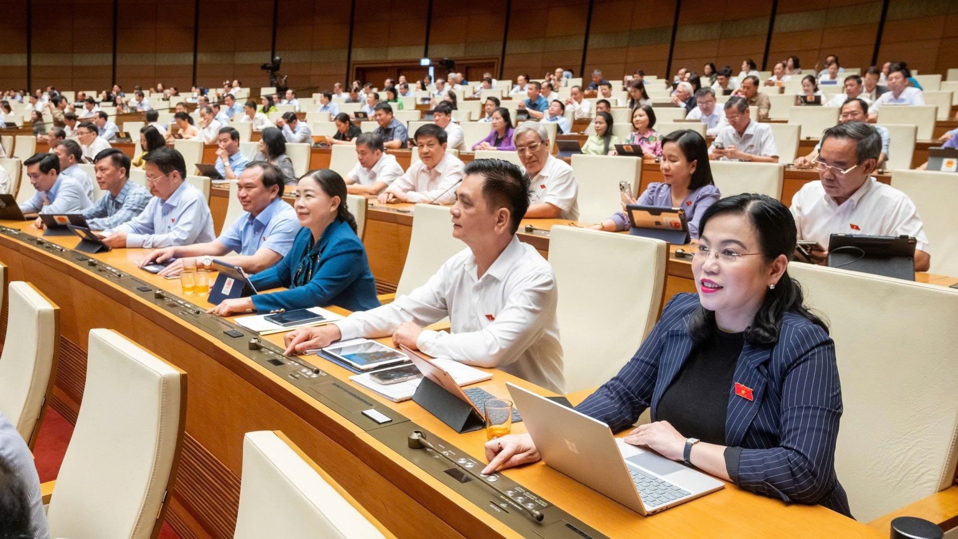 Các đại biểu Đoàn ĐBQH tỉnh Thái Nguyên bấm nút biểu quyết tại hội trường