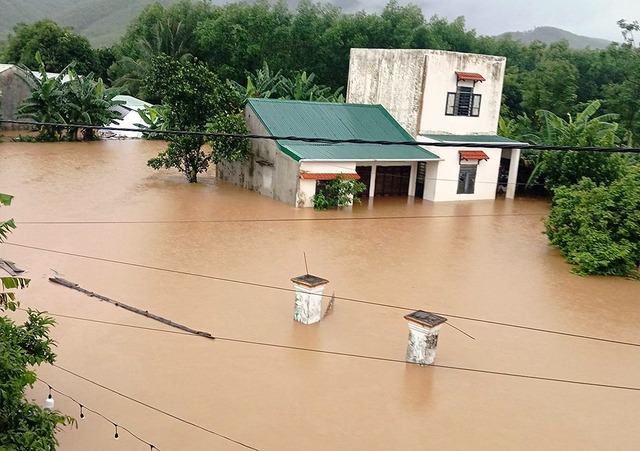 Hơn 300 ngôi nhà ở xã Đại Hưng (huyện Đại Lộc, Quảng Nam) bị ngập lụt dưới 1m