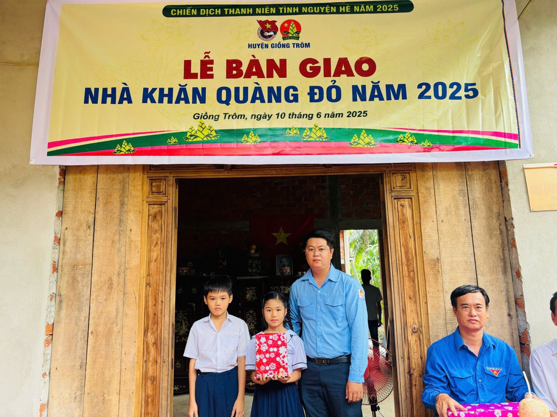 Trao những phần quà phục vụ việc học tập cho 2 bạn đội viên
