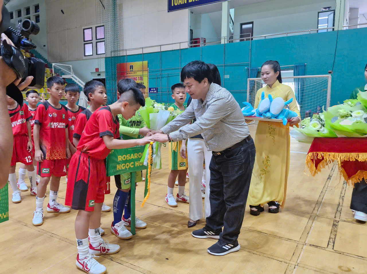 Nhà báo Phan Việt Hùng – Phó Tổng Biên tập Báo Thiếu niên Tiền phong và Nhi đồng trao cờ lưu niệm cho các cầu thủ. Nhà báo Phan Việt Hùng – Phó Tổng Biên tập Báo Thiếu niên Tiền phong và Nhi đồng trao cờ lưu niệm cho các cầu thủ.