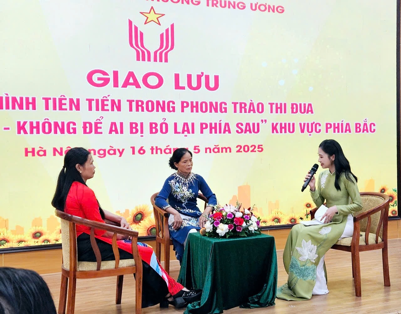 Bà Nguyễn Thị Mơ (bên trái) tham gia giao lưu điển hình tiên tiến trong phong trào thi đua Bà Nguyễn Thị Mơ (bên trái) tham gia giao lưu điển hình tiên tiến trong phong trào thi đua
