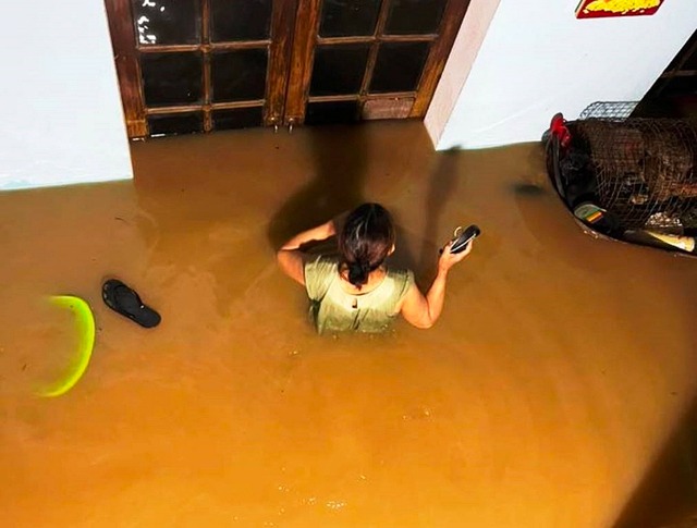 Nước lũ lên nhanh khiến nhiều người dân ở xã Đại Hưng (huyện Đại Lộc, Quảng Nam) trở tay không kịp Nước lũ lên nhanh khiến nhiều người dân ở xã Đại Hưng (huyện Đại Lộc, Quảng Nam) trở tay không kịp
