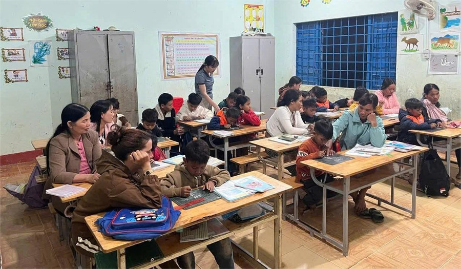 Lớp ôn tập vào ban đêm của cô Trần Thị Lệ thường có cả phụ huynh cùng học với con. Lớp ôn tập vào ban đêm của cô Trần Thị Lệ thường có cả phụ huynh cùng học với con.