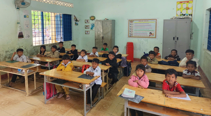 100% học sinh lớp 2C, Trường Tiểu học Cư Pui 1 là con em người dân tộc thiểu số. 100% học sinh lớp 2C, Trường Tiểu học Cư Pui 1 là con em người dân tộc thiểu số.