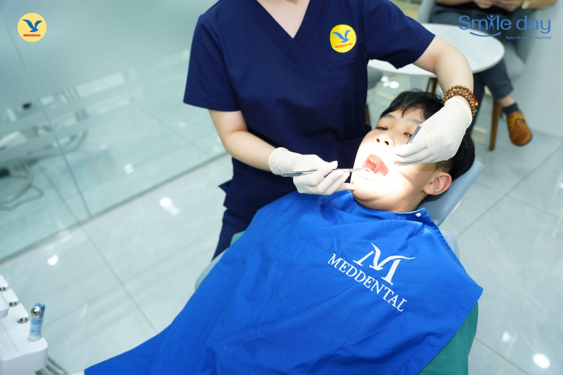 Bên cạnh chế độ ăn hợp lý, người niềng răng cần tuân thủ lịch tái khám định kỳ để đảm bảo hiệu quả chỉnh nha Bên cạnh chế độ ăn hợp lý, người niềng răng cần tuân thủ lịch tái khám định kỳ để đảm bảo hiệu quả chỉnh nha
