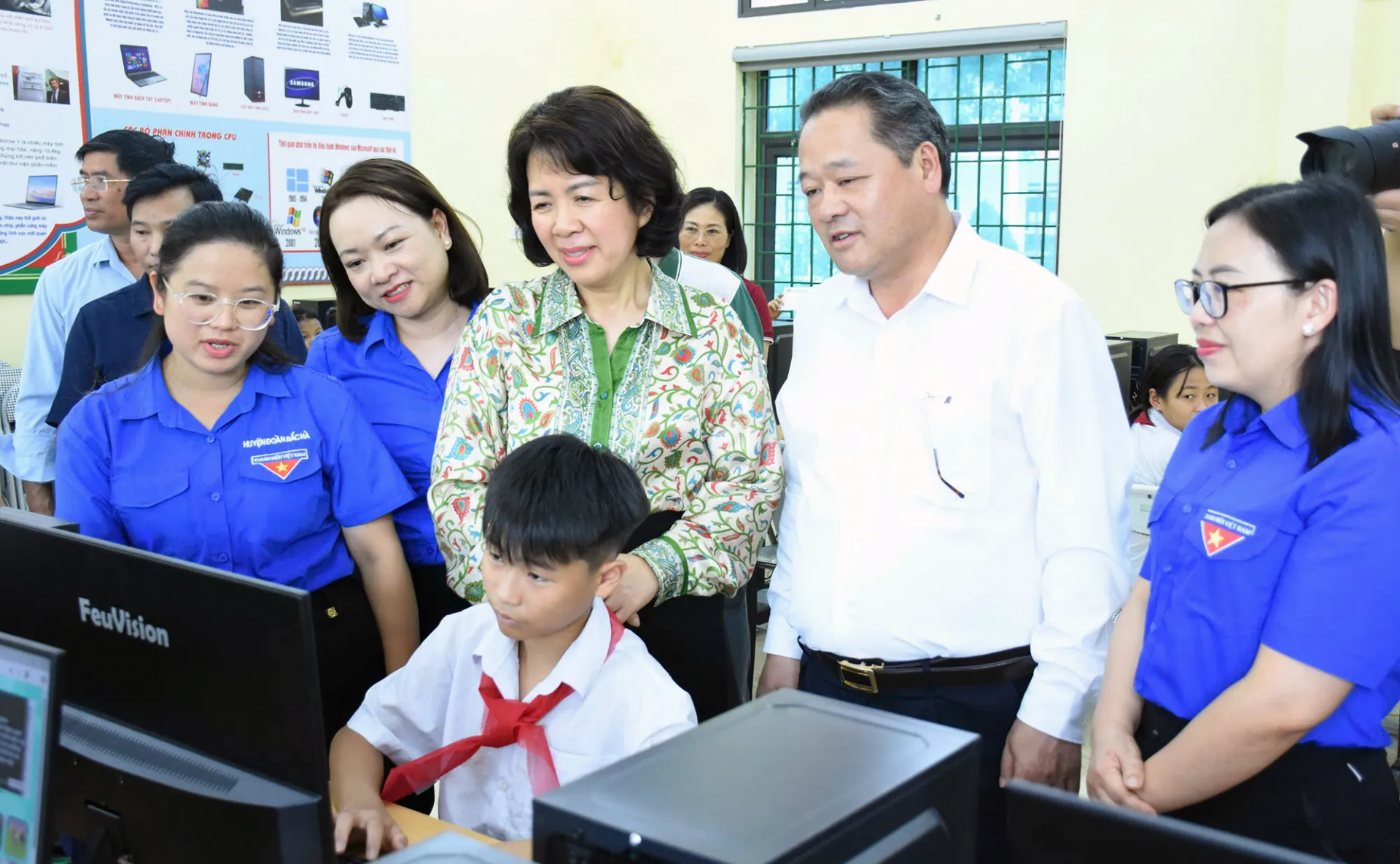 Phòng tin học cho em được trao tặng cho học sinh trường Bản Cái. Phòng tin học cho em được trao tặng cho học sinh trường Bản Cái.
