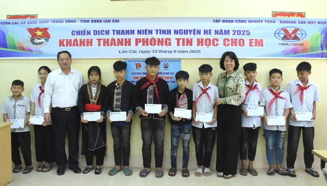 Ban Tổ chức tặng quà cho học sinh tại trường PTDT Bán trú Tiểu học & THCS Bản Cái. Ban Tổ chức tặng quà cho học sinh tại trường PTDT Bán trú Tiểu học & THCS Bản Cái.