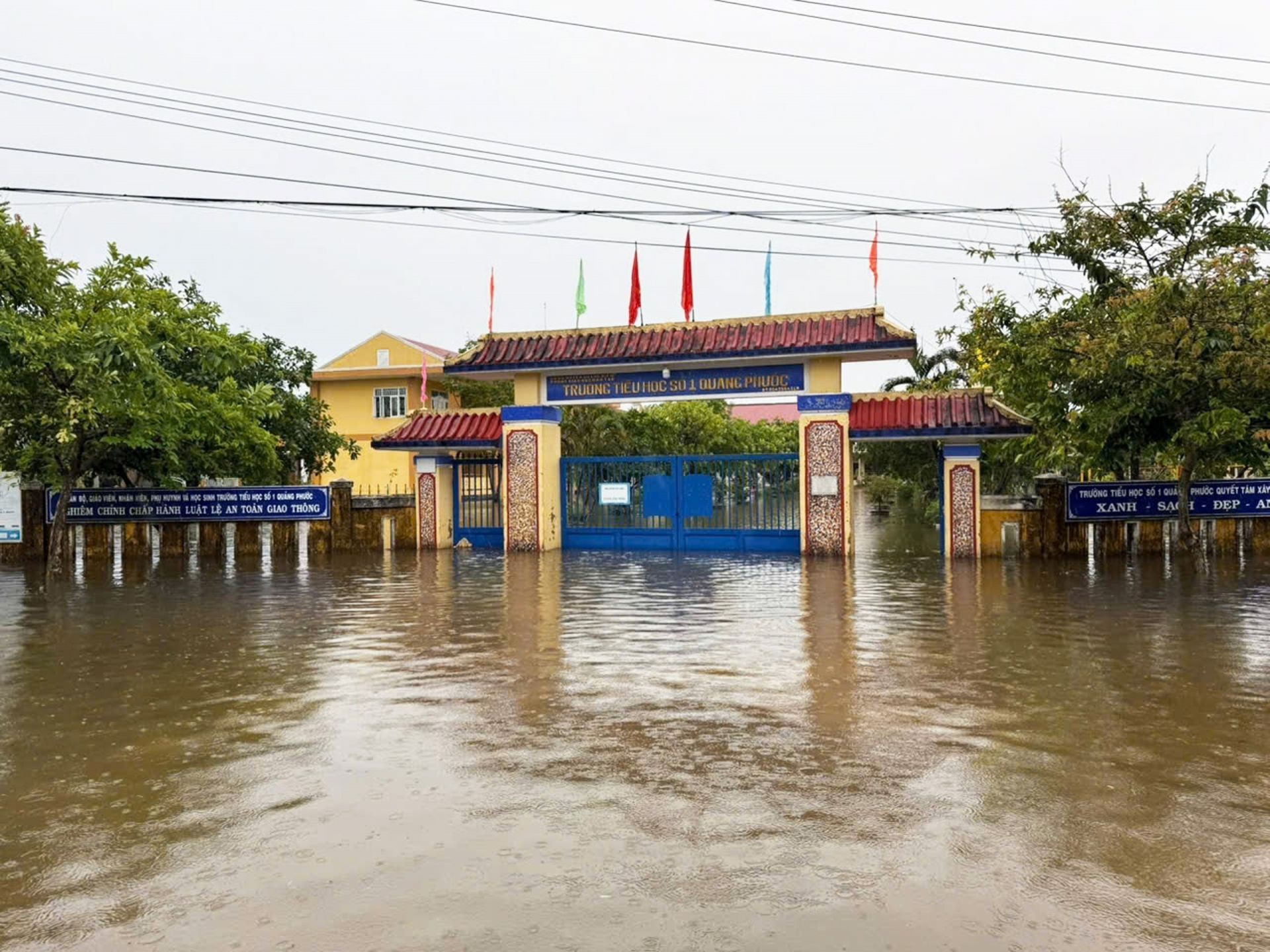 Nhiều trường học bị ngập lụt do chịu ảnh hưởng của bão Nhiều trường học bị ngập lụt do chịu ảnh hưởng của bão