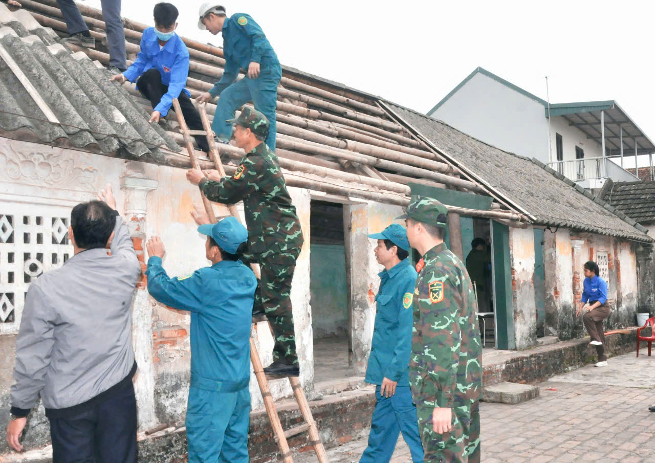 Ngôi nhà cũ của cụ Rô được các lực lượng chức năng hỗ trợ tháo dỡ Ngôi nhà cũ của cụ Rô được các lực lượng chức năng hỗ trợ tháo dỡ