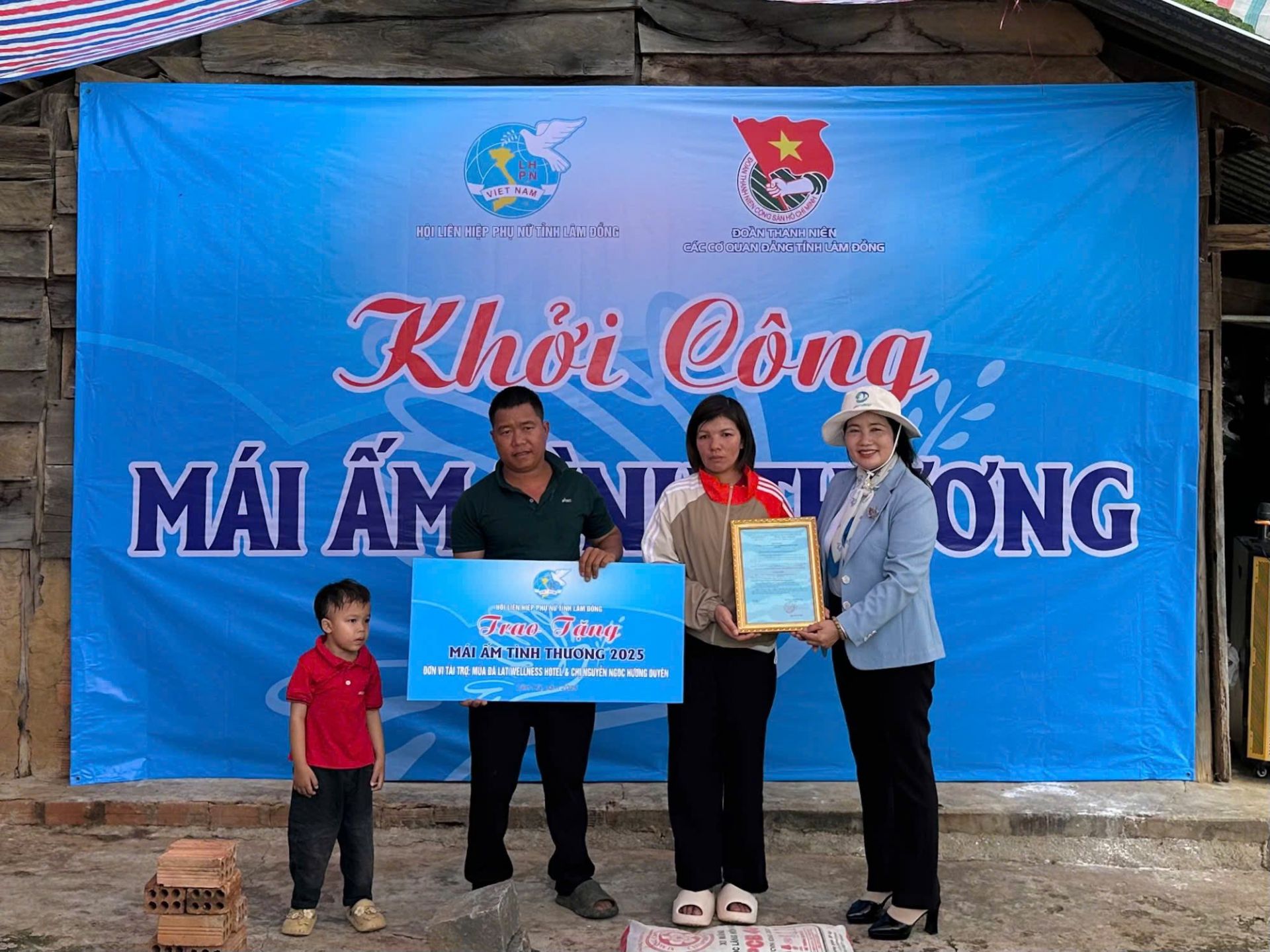 Trao tặng ngôi nhà mới cho chị Trao tặng ngôi nhà mới cho chị