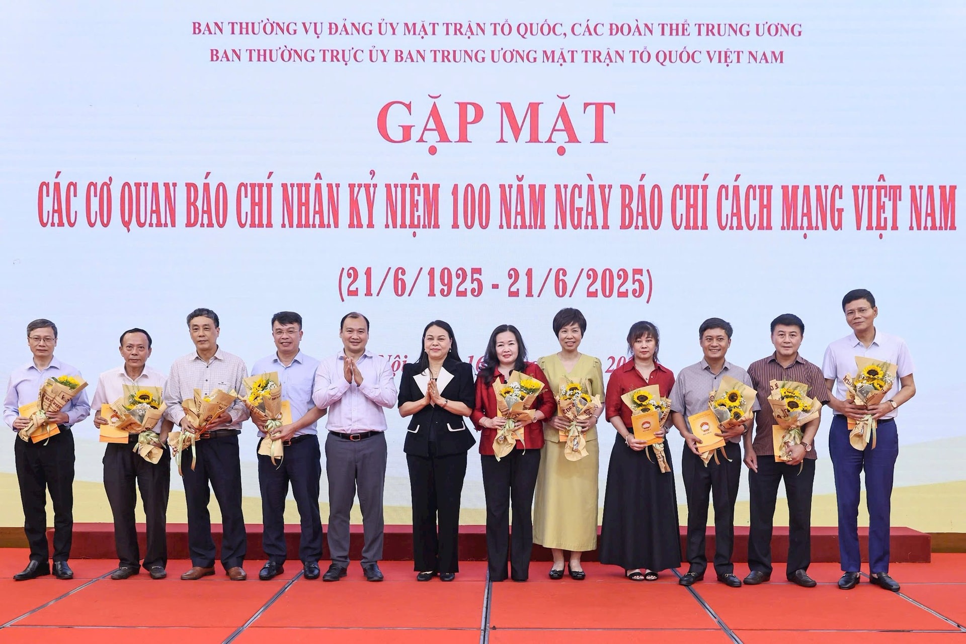 Thường trực Ủy ban Trung ương Mặt trận Tổ quốc Việt Nam tặng hoa đại diện lãnh đạo các cơ quan báo chí trong nước Thường trực Ủy ban Trung ương Mặt trận Tổ quốc Việt Nam tặng hoa đại diện lãnh đạo các cơ quan báo chí trong nước