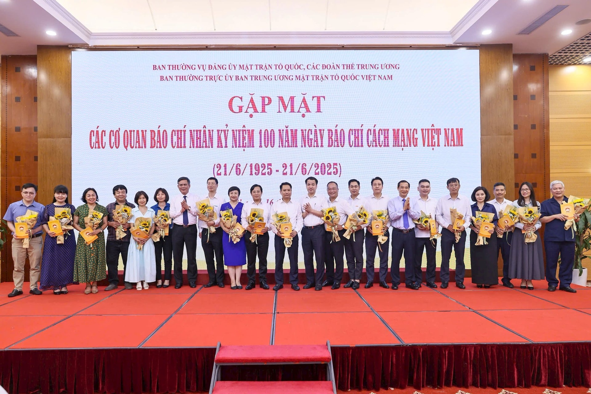 Các Phó Bí thư Đảng ủy MTTQ, các đoàn thể Trung ương tặng quà cho các đại biểu tham dự buổi gặp mặt Các Phó Bí thư Đảng ủy MTTQ, các đoàn thể Trung ương tặng quà cho các đại biểu tham dự buổi gặp mặt